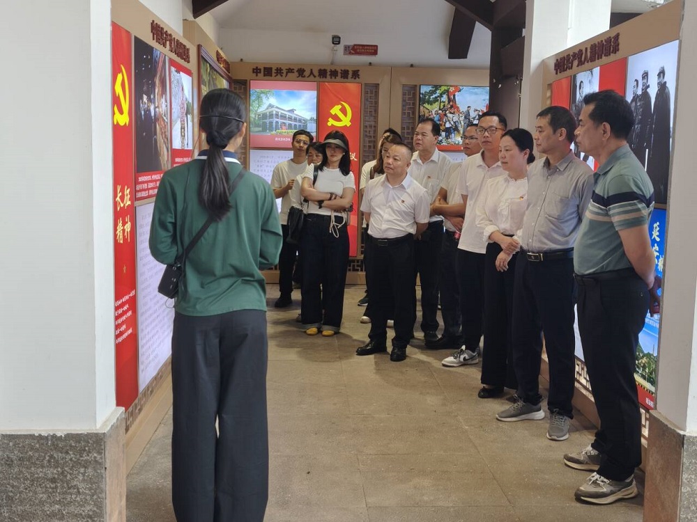 黨員、干部職工在南寧市共產(chǎn)黨人精神譜系主題園內(nèi)參觀.jpg